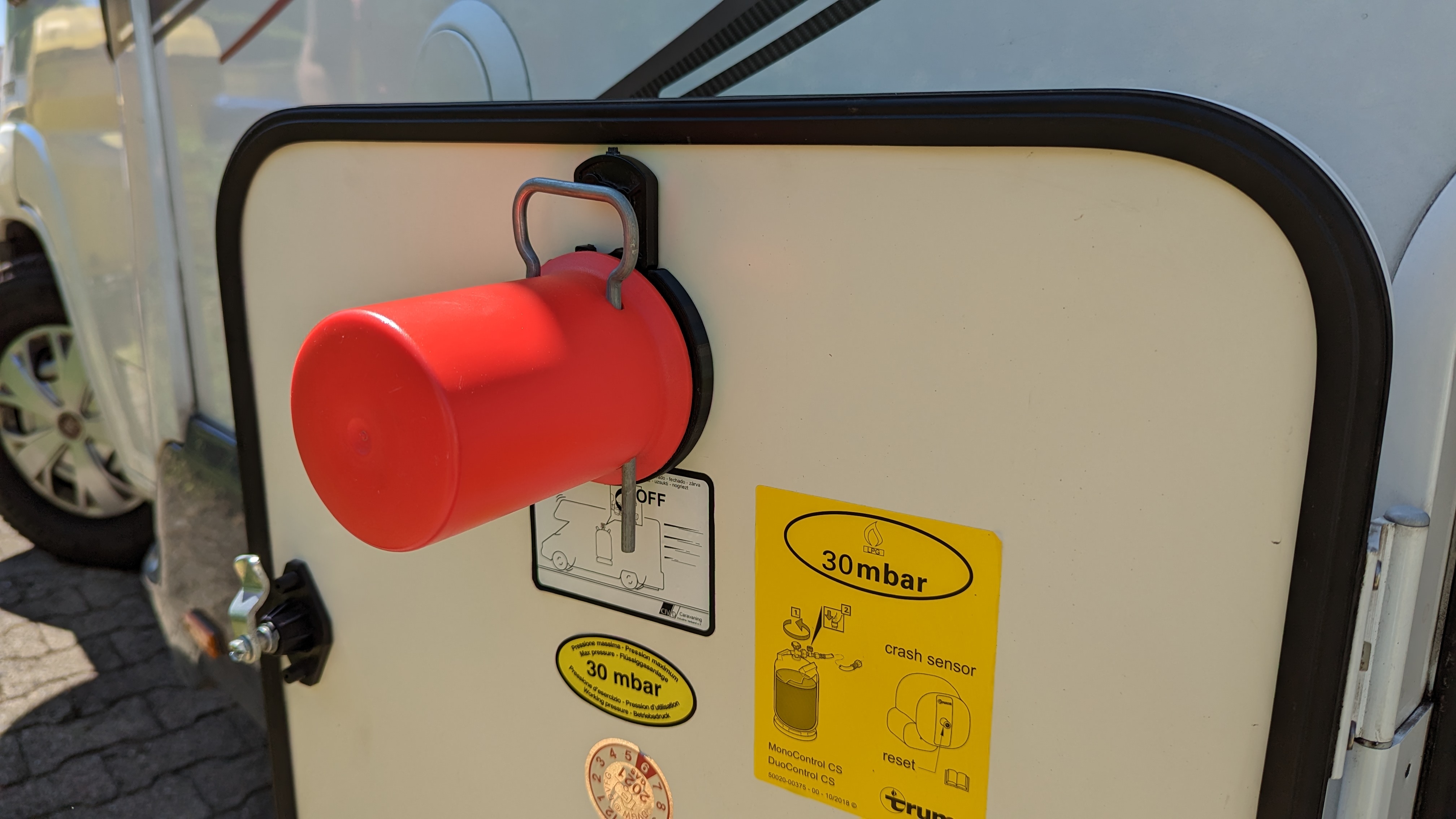 GasPuck, Gaskappenhalter mit Gas-Schlüsselhalter rot