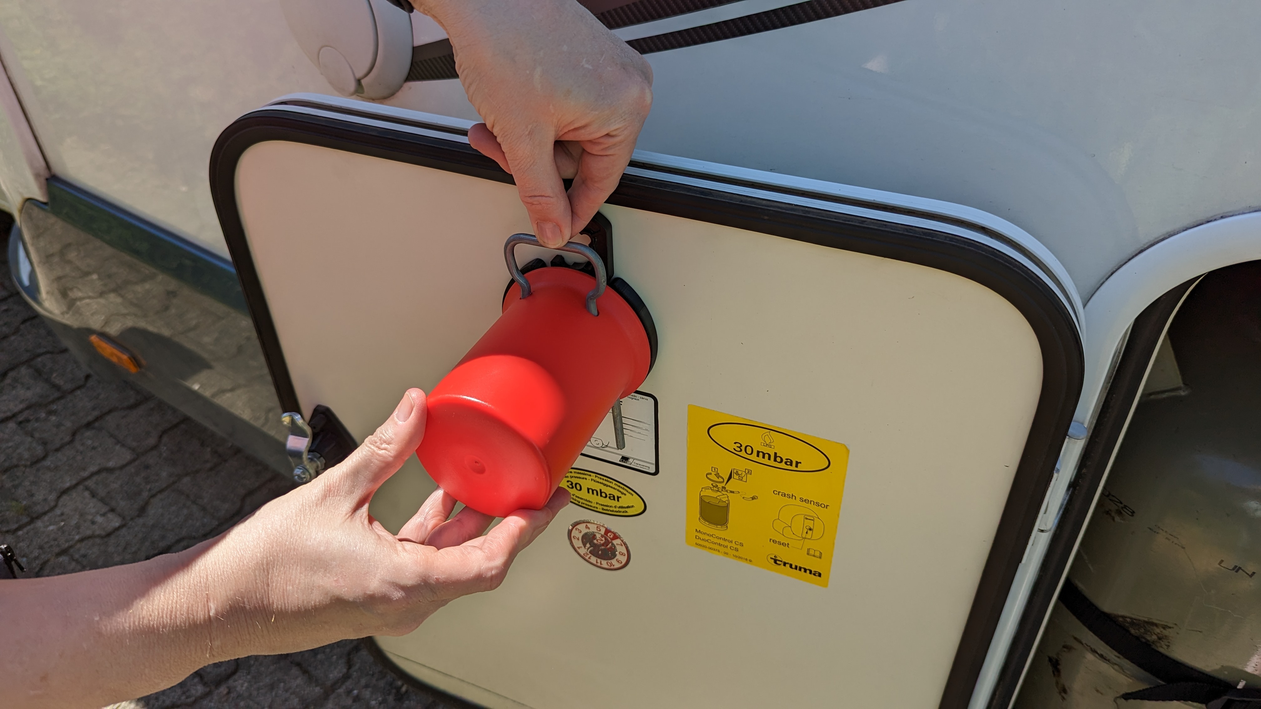 GasPuck, Gaskappenhalter mit Gas-Schlüsselhalter rot